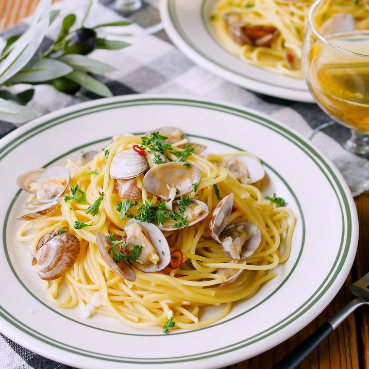 白い皿に盛ったあさりのパスタ