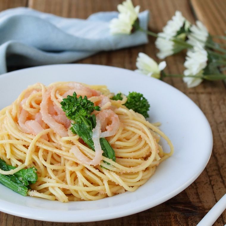 白い皿に盛ったいか明太パスタ