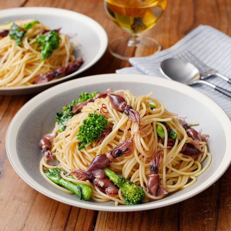 白い皿に盛ったホタルイカのペペロンチーノパスタ