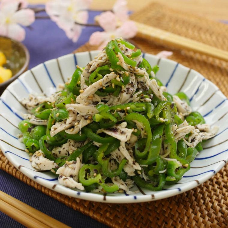 丸皿に盛り付けたピーマンと鶏ささみのゆかりナムル