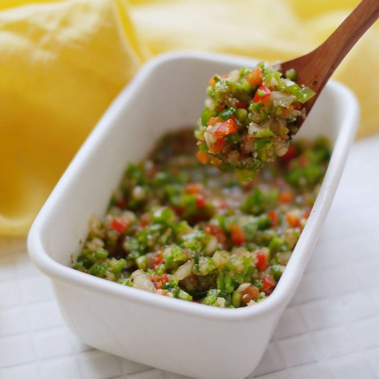 白い容器に盛り付けられたピー玉大葉