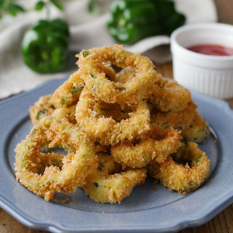 グレーのプレートに盛り付けたピーマンリング