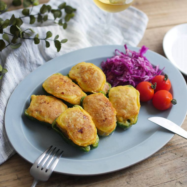 グレーのプレートに盛り付けたピーマンの肉詰めピカタ