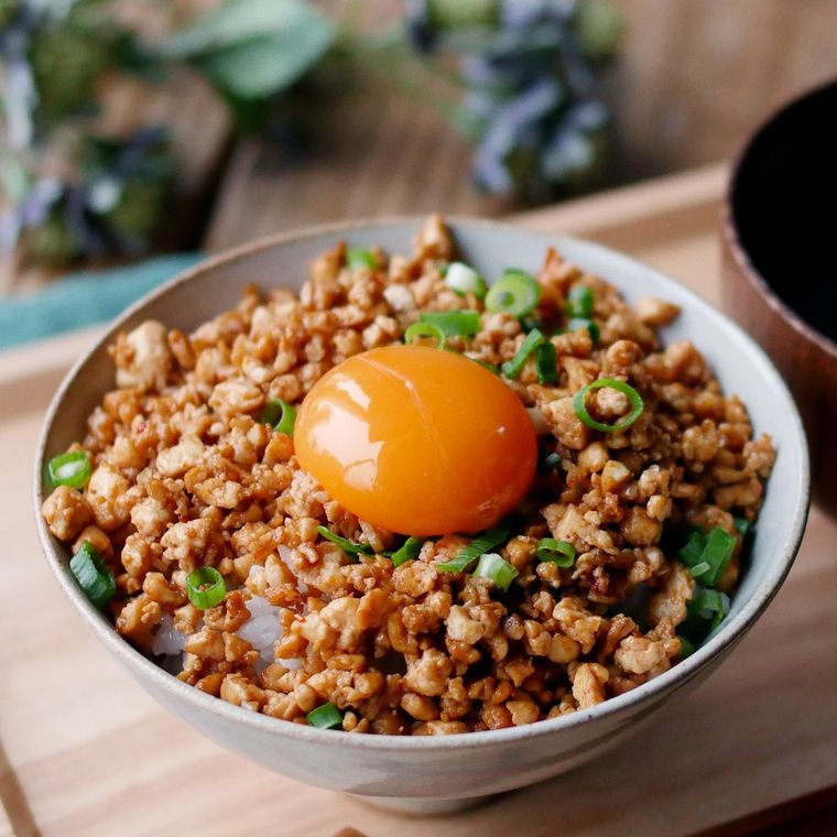 ごはんの上に盛られたかける麻婆豆腐そぼろ