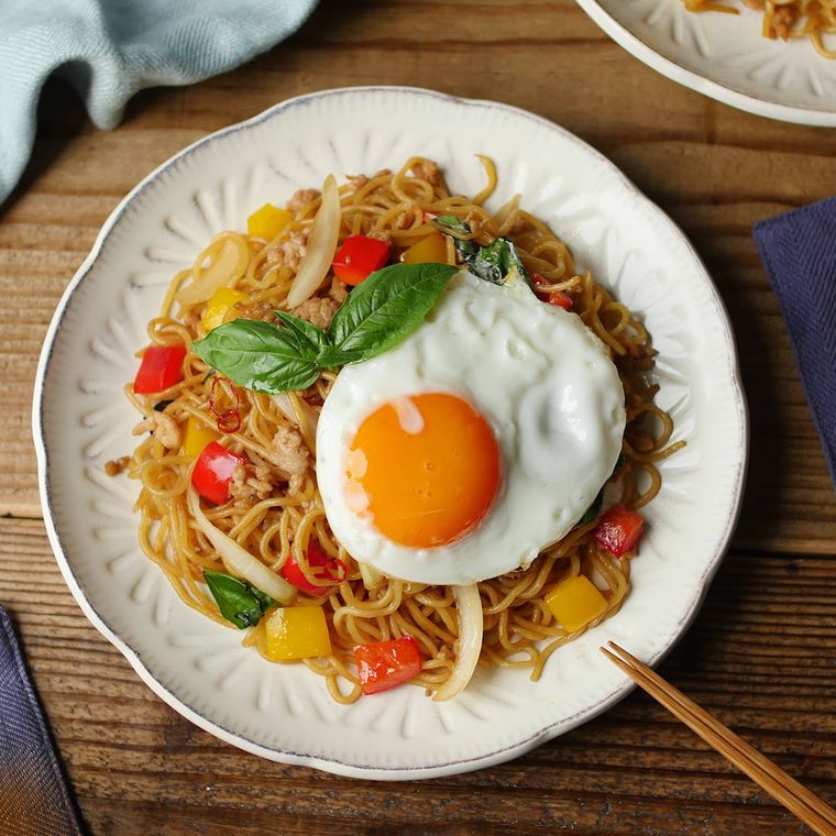 白い皿に盛られた、ガパオ風焼きそば