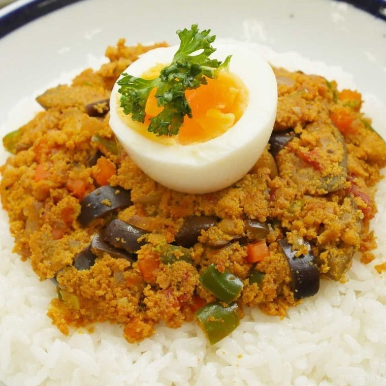 パセリとゆで卵をトッピングした、なすやピーマン、にんじんの高野豆腐ドライカレー