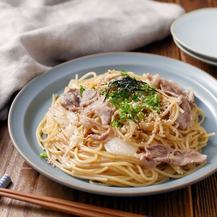 皿に盛り付けられた、豚こま肉と長ねぎのパスタ
