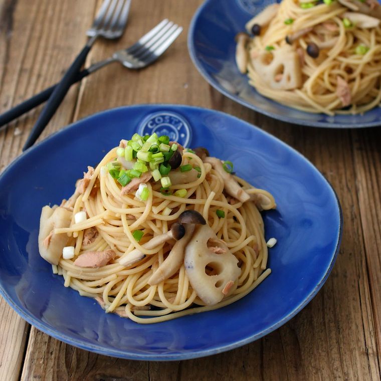 青い陶器の皿に盛り付けられたれんこんとツナ缶のガーリック和風パスタ