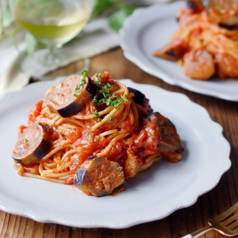 白い皿に盛り付けられたなすとツナ缶のとワンポットパスタ