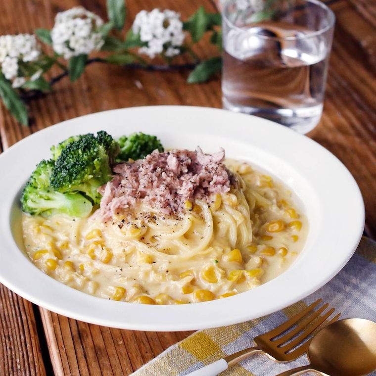 白い皿に盛り付けられたツナコーンクリームパスタ