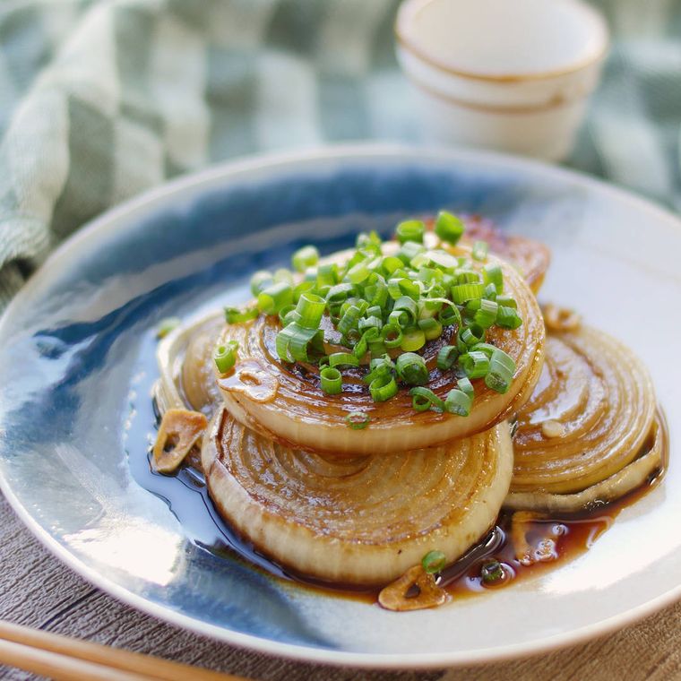 白とブルーの皿に盛られた玉ねぎのガリバタステーキ