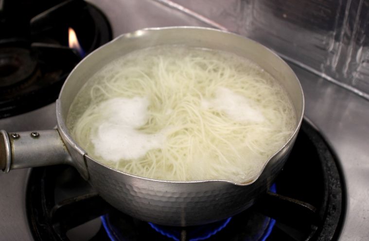 鍋でそうめんをゆでている