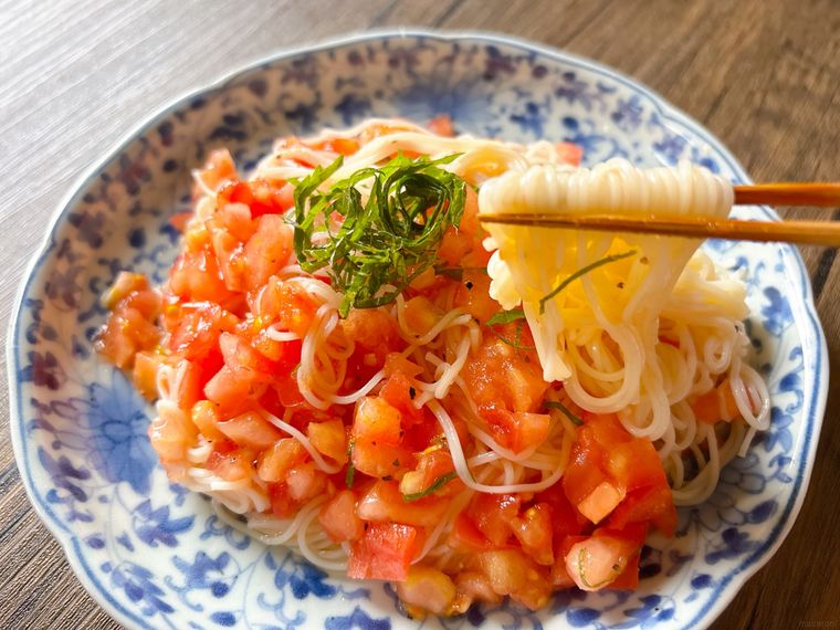 まるごとトマトの和えそうめんを食べる様子