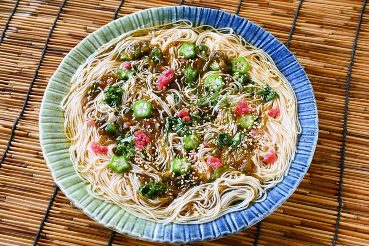 丸皿に盛り付けられた梅もずくそうめん