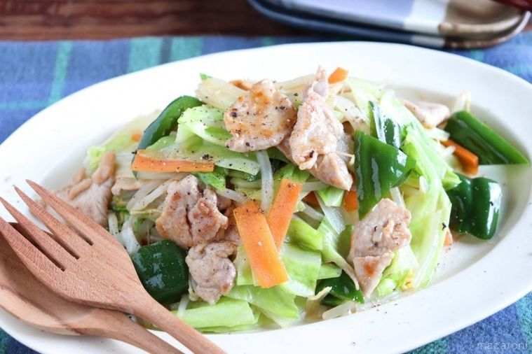 楕円の白い器に盛り付けられたヘルシー野菜炒め