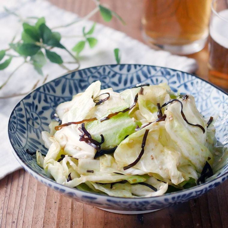 柄物の鉢に盛り付けられたキャベツの和え物