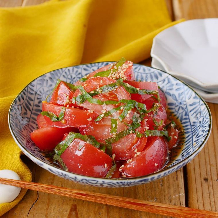 柄物の器に盛り付けられたトマトと大葉のさっぱり漬け