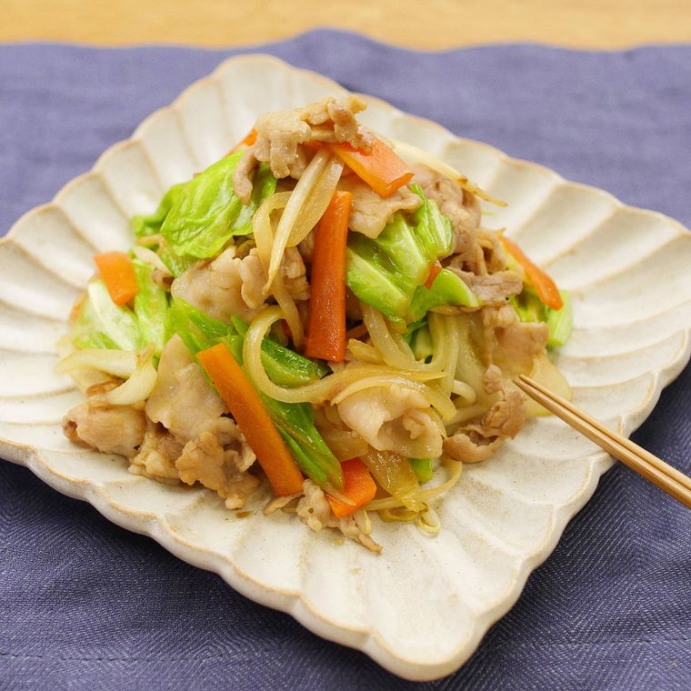 四角の皿に盛り付けられた肉野菜炒め
