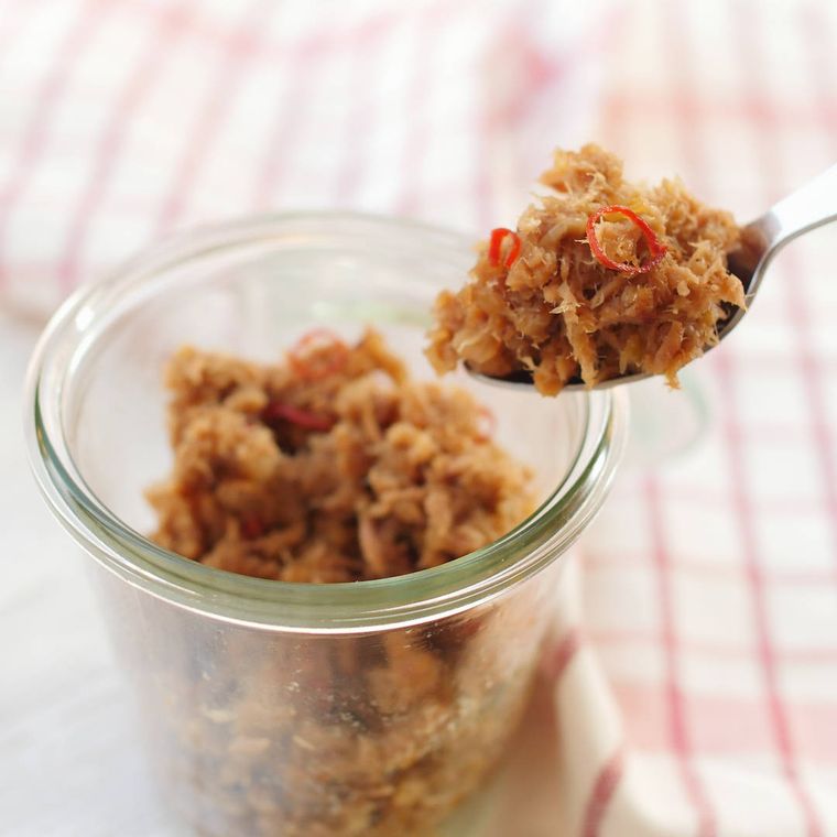 ガラスの器に盛ったツナと玉ねぎのそぼろ炒め