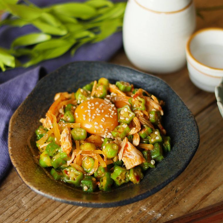 黒いお皿に盛られた鶏オクラのねばねばユッケ