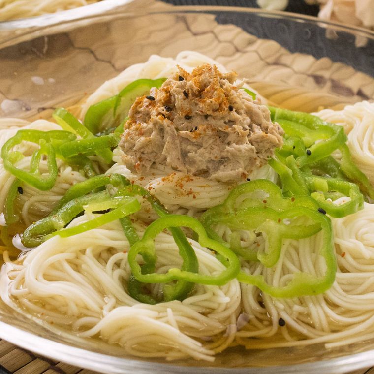 和皿に盛り付けられたツナマヨピーマンのサラダそうめん