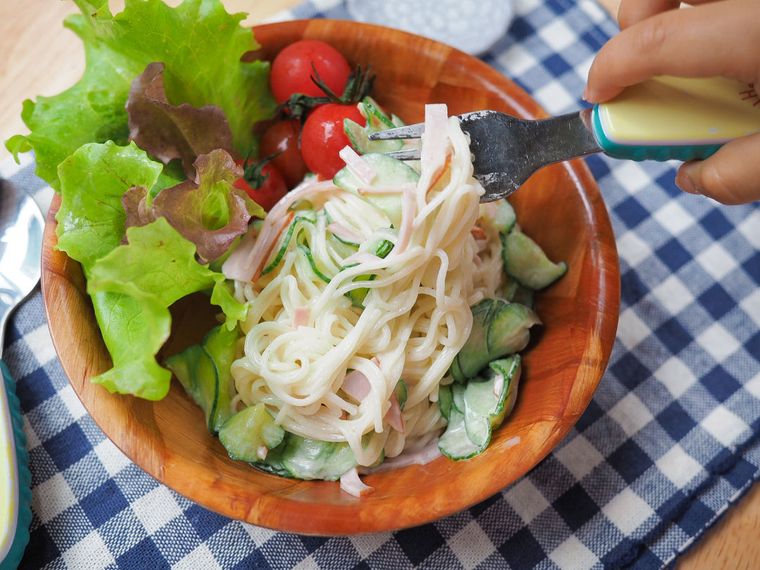 木の器に盛り付けたそうめんサラダ