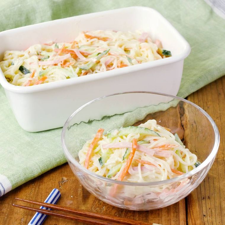保存容器とガラスの器に入ったそうめんサラダ