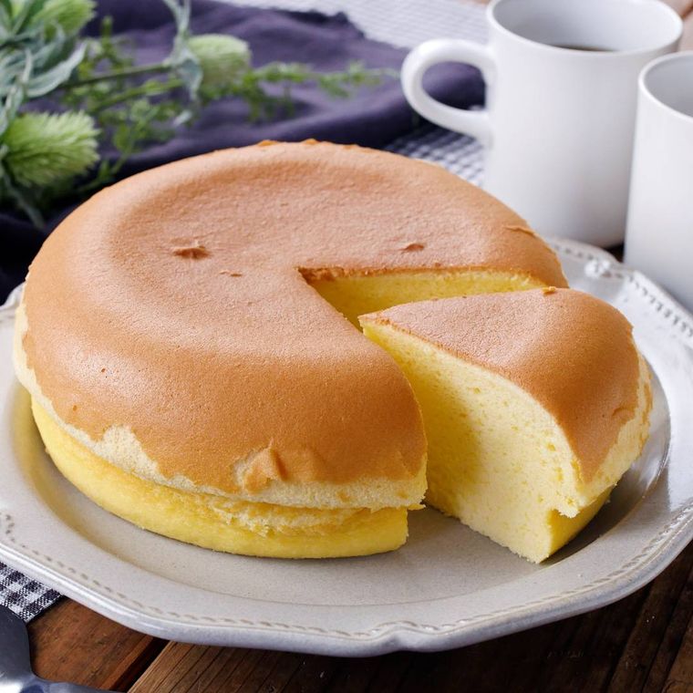 皿に盛られた炊飯器で作るシフォンケーキ