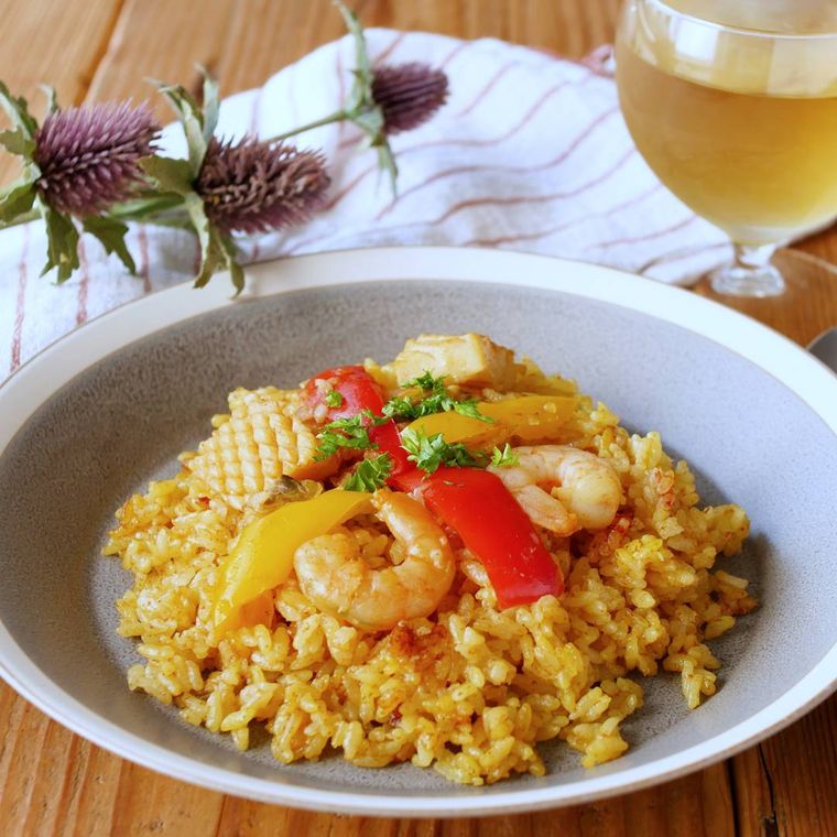 皿に盛られた炊飯器で作るパエリア風ピラフ
