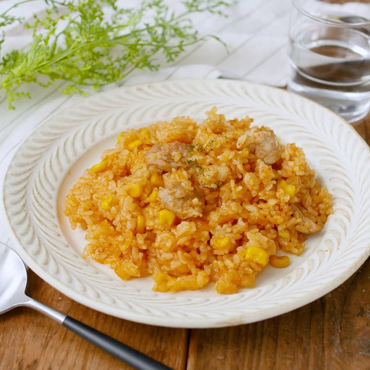 皿に盛られた炊飯器でチキンライス