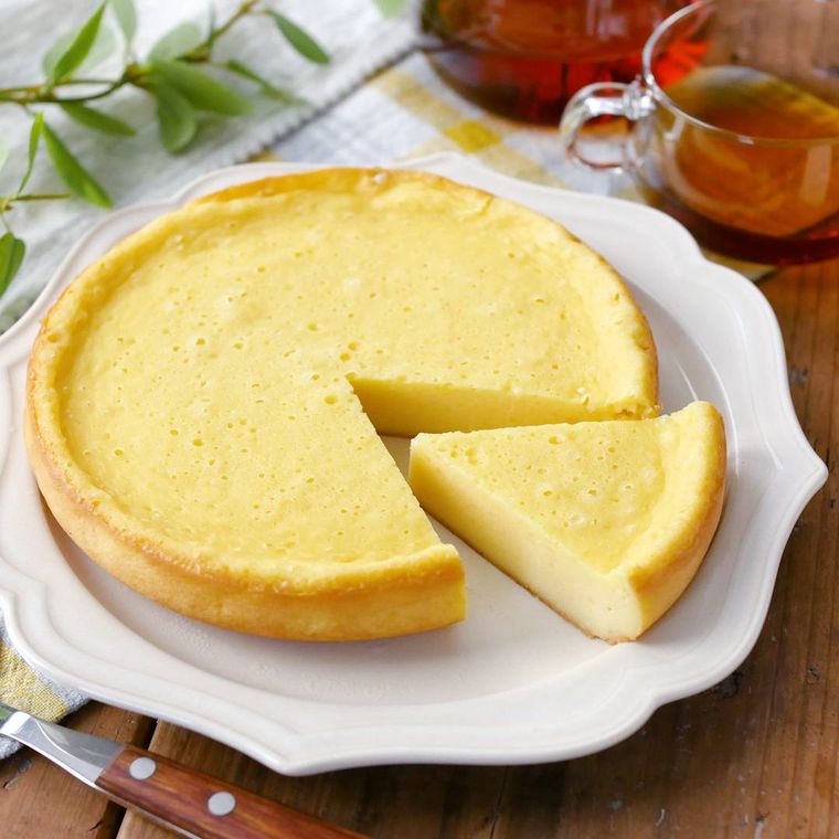 皿に盛られた炊飯器で作るチーズケーキ
