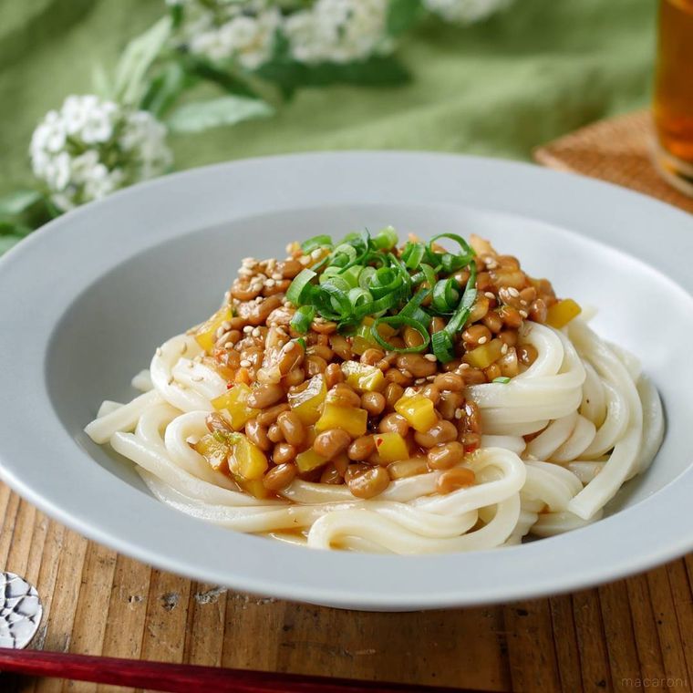 グレーのリム皿に盛り付けた納豆キムタク冷やしうどん