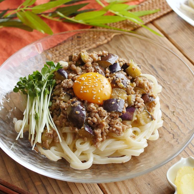 ガラスの丸皿に盛り付けたなすの肉みそ冷やしうどん