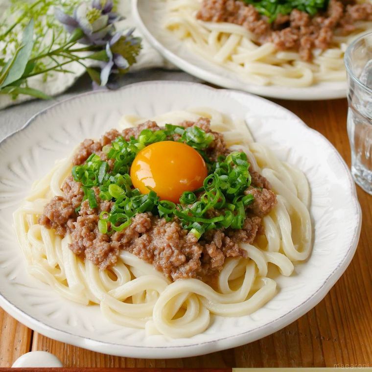 白い皿に盛り付けた肉みそうどん