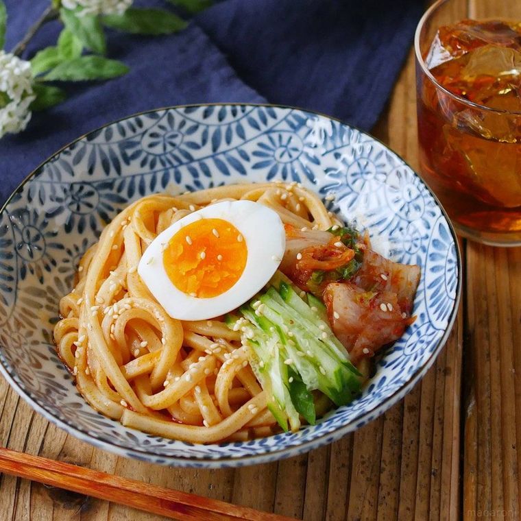 唐草模様の皿に盛り付けたビビンうどん