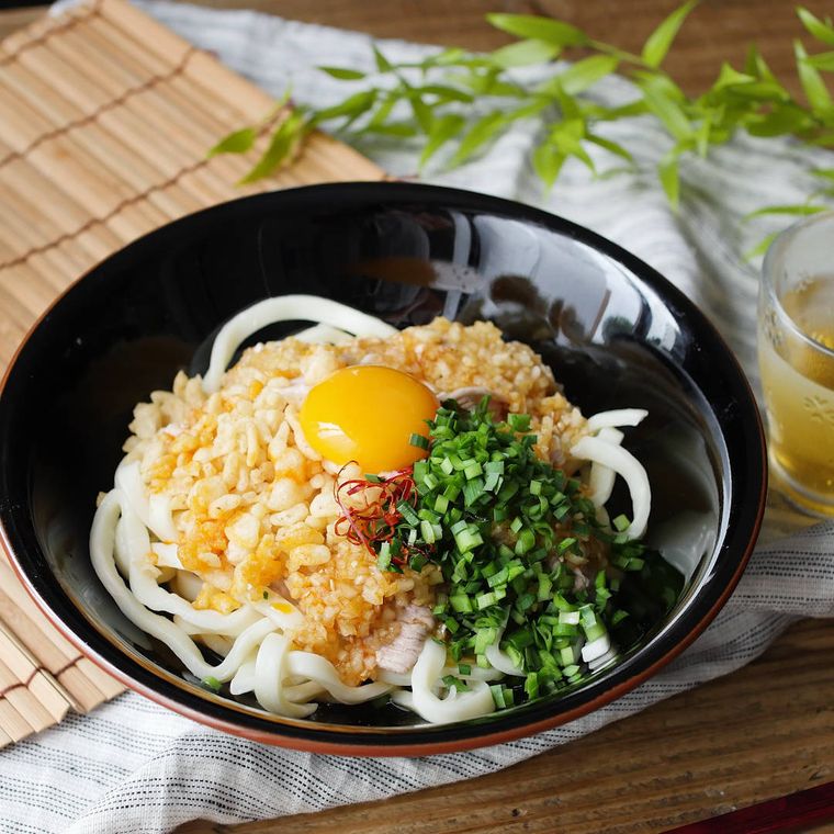 黒い器に盛り付けたラー油ぶっかけ冷やしうどん