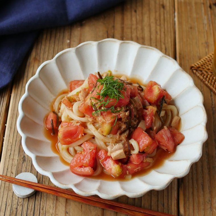 白い陶器に盛り付けたツナトマト冷やしうどん