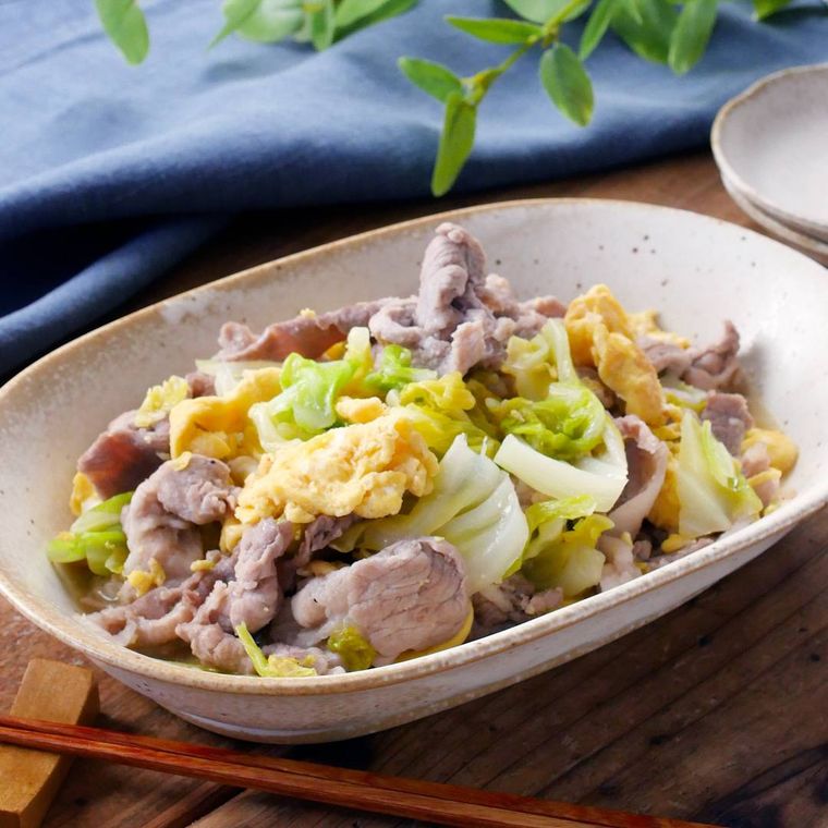 和風の皿に盛りつけられた春キャベツと豚肉の中華炒め