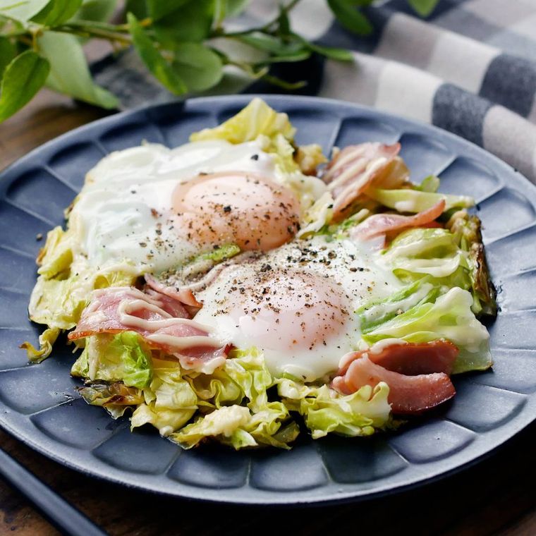 皿に盛りつけられたキャベツたっぷりベーコンエッグ