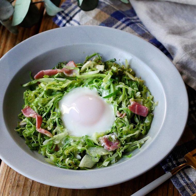 白い皿に巣篭もり卵が盛りつけられている