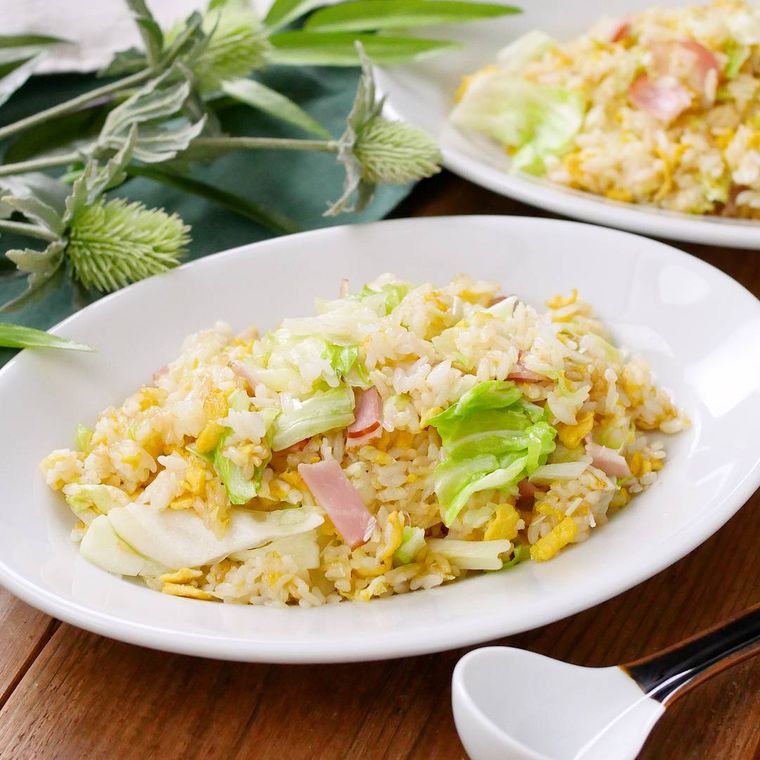 白い器に盛りつけられたチャーハンに、レンゲが添えられている