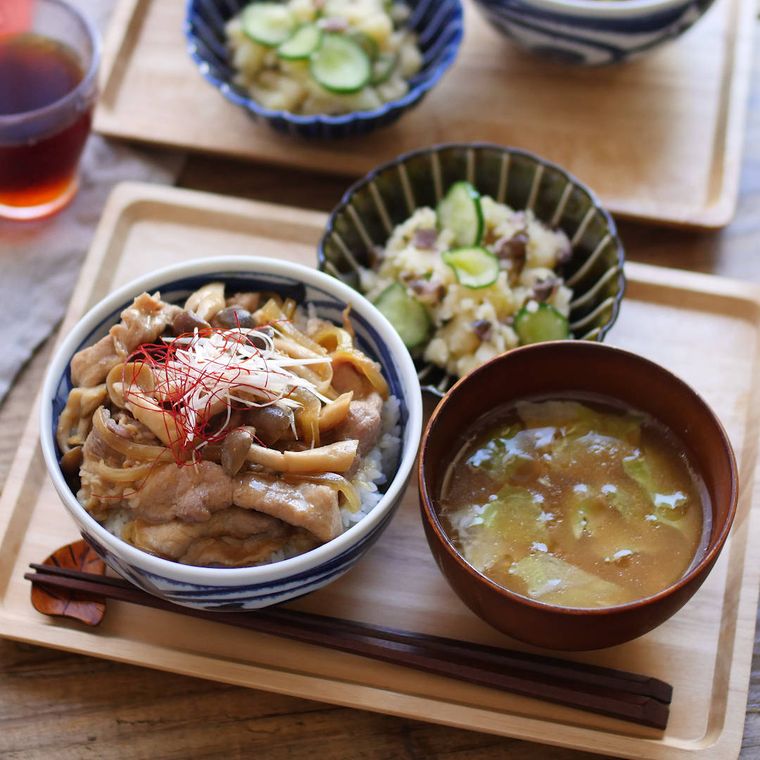 丼に入った豚肉としめじのしょうが焼き丼