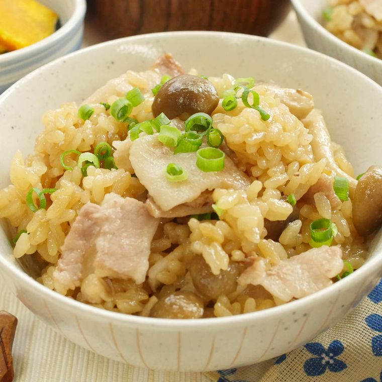 茶碗に盛られた豚バラとしめじのポン酢炊き込みごはん