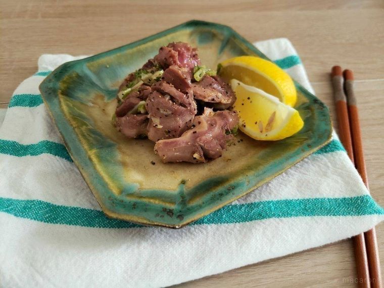 お皿に盛り付けた砂肝の炒めもの