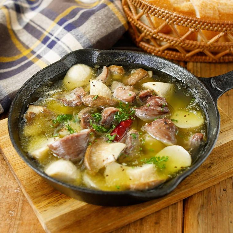 スキレットに砂肝とエリンギのアヒージョが入っている様子