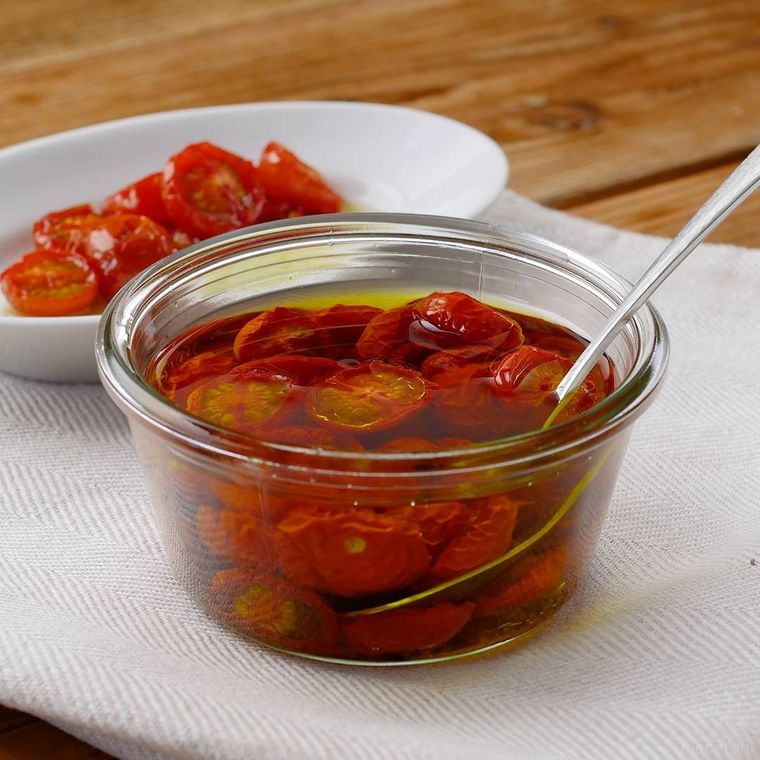保存瓶に入ったセミドライトマトのオイル漬け