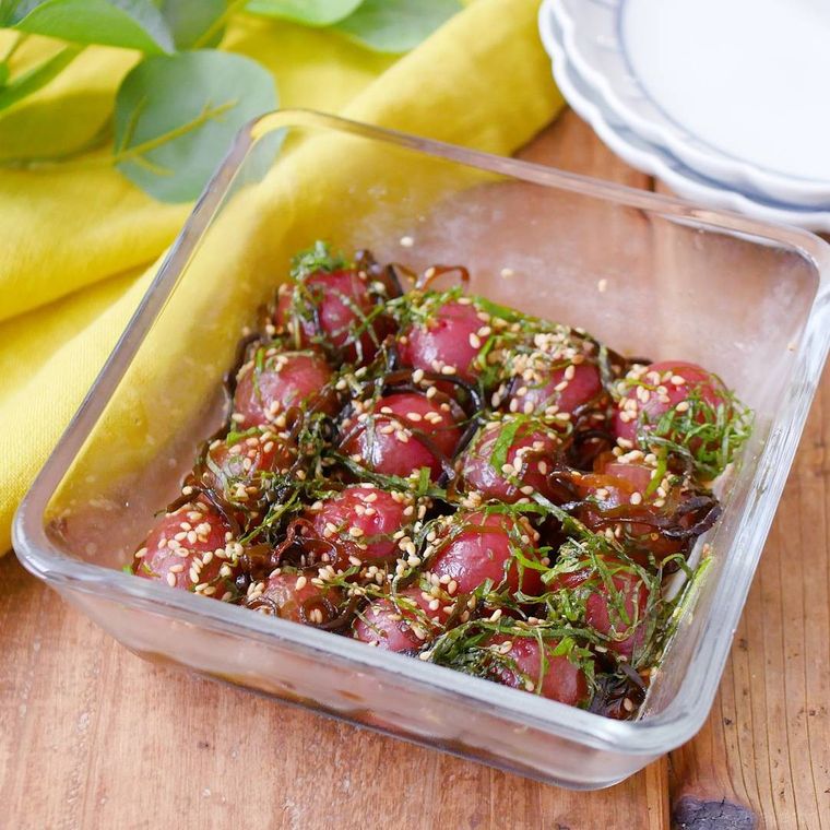 四角の保存容器に入ったミニトマトの大葉漬け