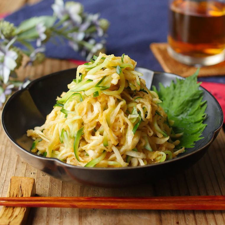 黒の器に盛られた切り干し大根のナムル風サラダ