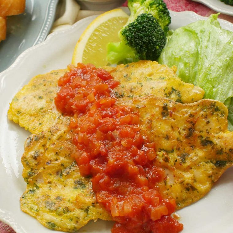 お皿に盛られたささみのチーズピカタ