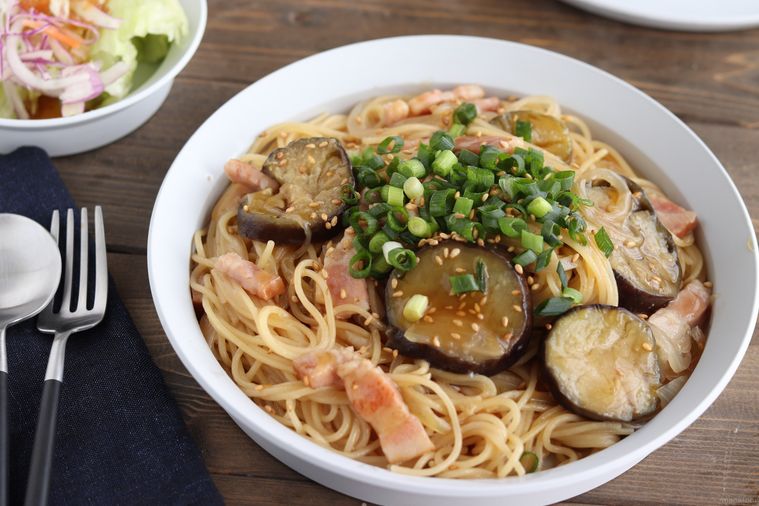 白い皿に盛られた、なすの和風パスタ